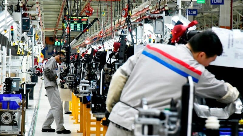Trabalhadores em fábrica de automóveis Dongfeng, na China