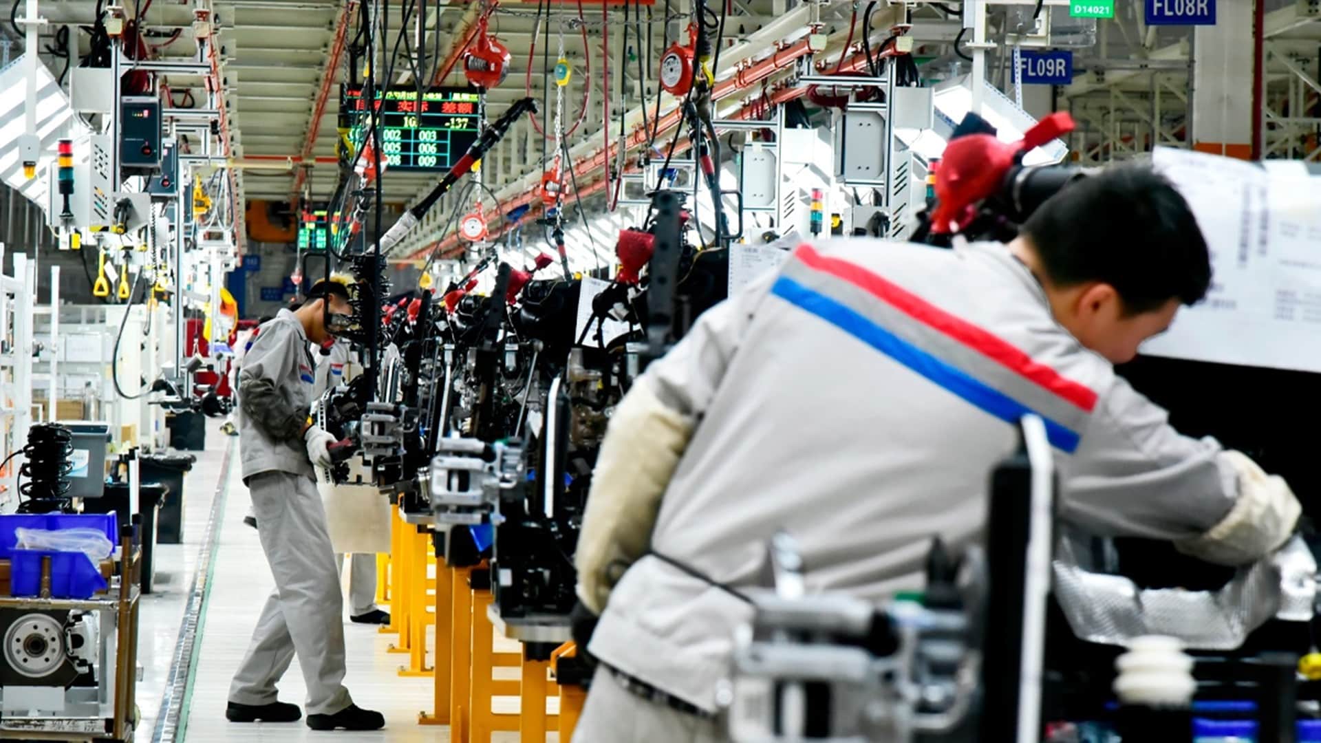 Trabalhadores em fábrica de automóveis Dongfeng, na China