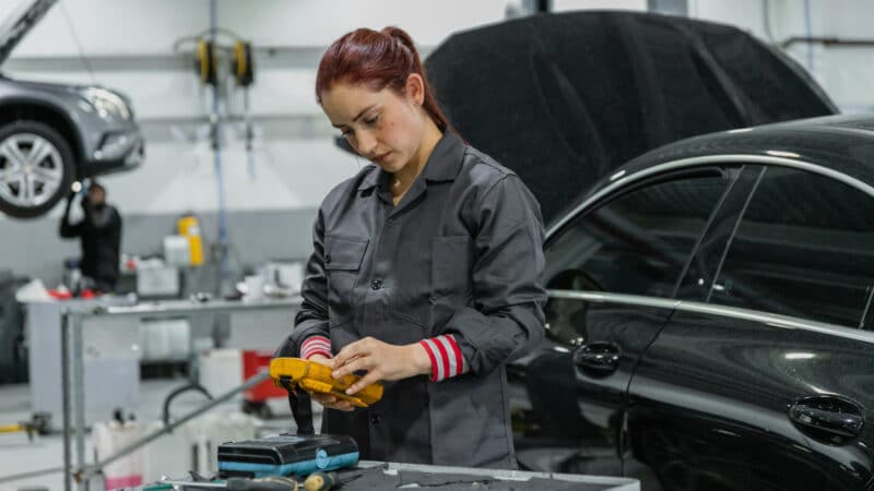 Funcionária realizando teste de bateria