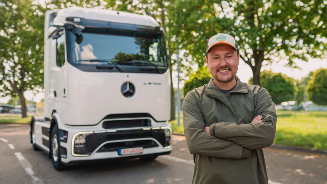 O influencer alemão Tobias Wagner, que dará a volta ao mundo, e um caminhão Mercerdes Benz eACtros 600