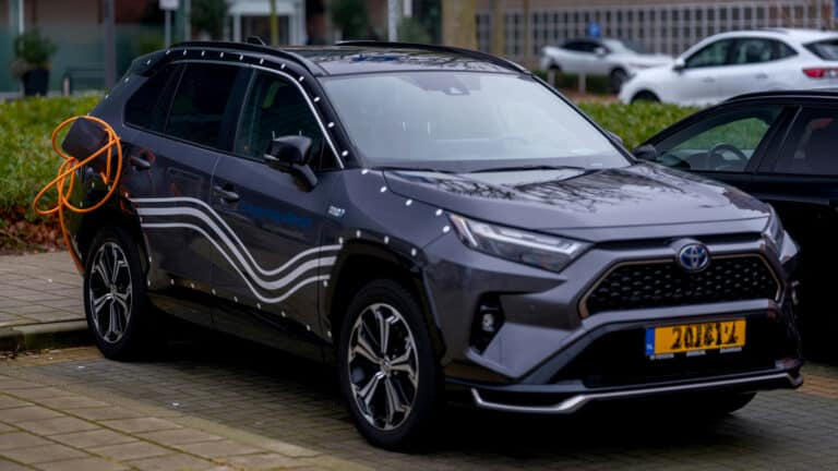 Contrariando pesquisas anteriores, Toyota mostra que donos de híbrido plug-in usam eletricidade na maior parte do tempo