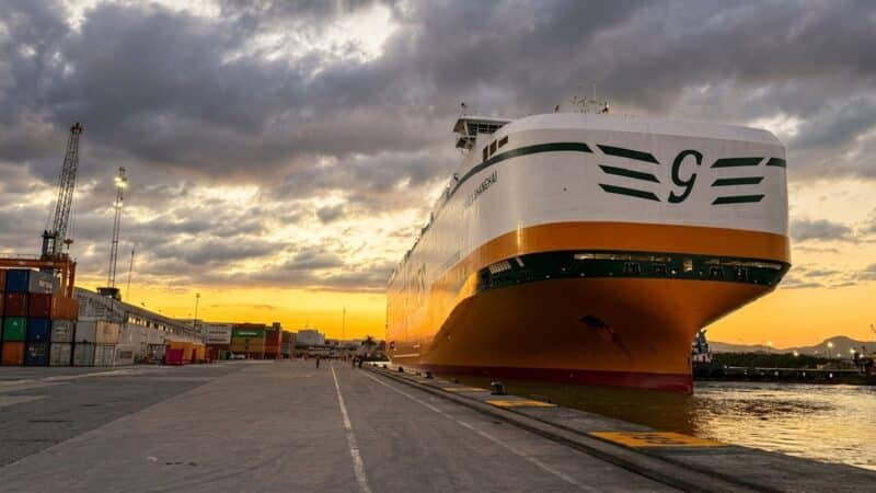 Navio cargueiro Grande Shanghai atracado no Porto de Itajaí ao por do sol, com casco branco, laranja e verde