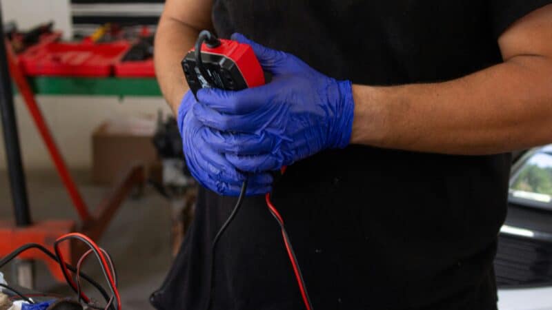 Técnico fazendo um teste de saúde na bateria de um carro elétrico