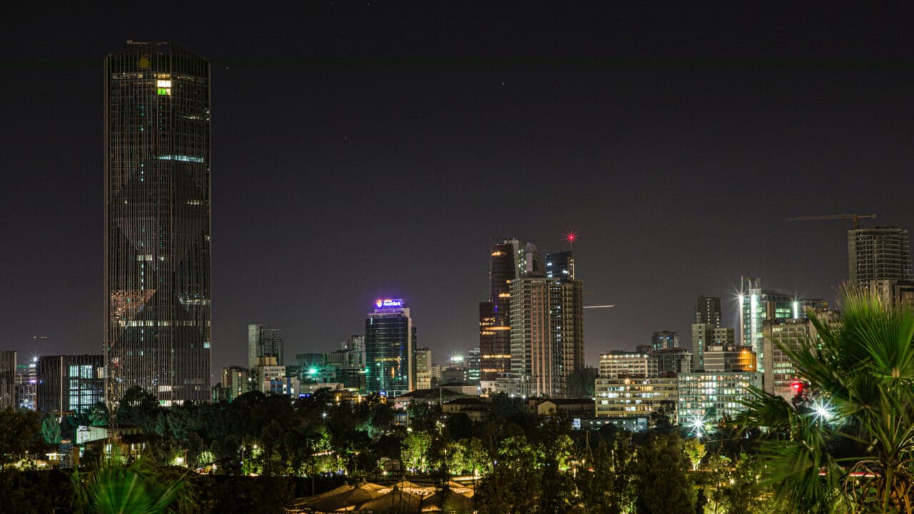 Imagem noturna de Addis Abeba, capital da Etiópia