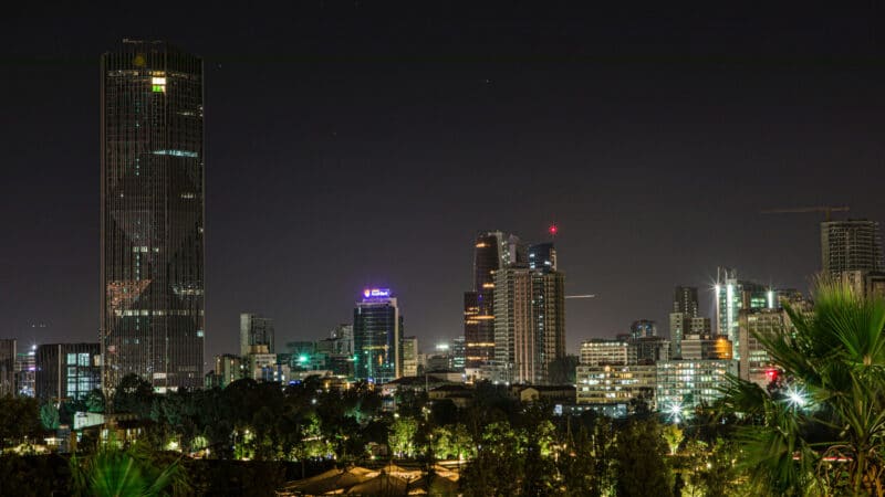 Imagem noturna de Addis Abeba, capital da Etiópia