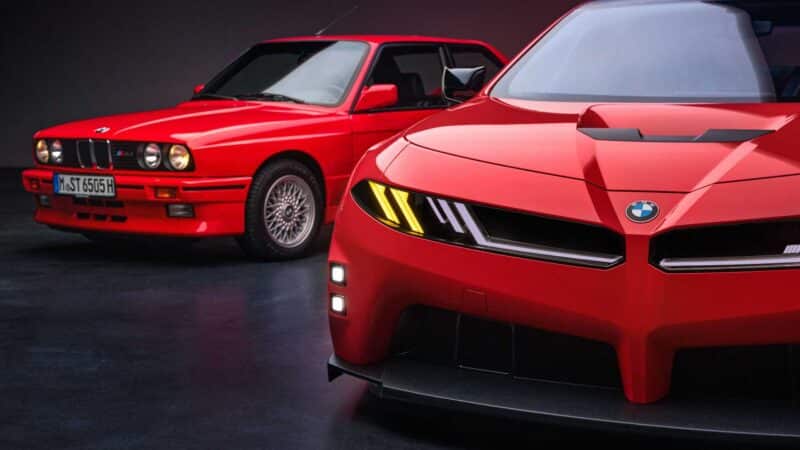 Frente do BMW M Neue Klasse vermelho em primeiro plano ao lado do clássico BMW M3 E30 vermelho ao fundo