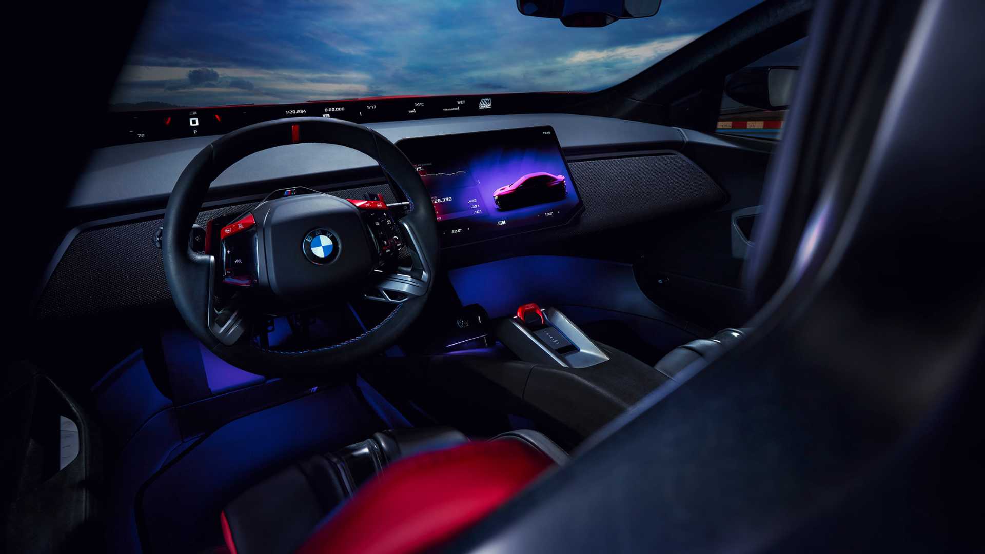 Interior do BMW M Neue Klasse com volante esportivo, painel digital e iluminação ambiente azul e vermelha