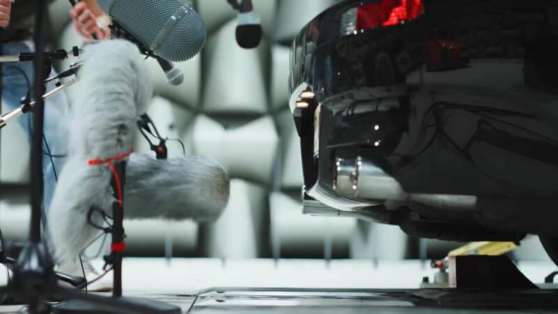 Microfones captam sons durante testes acústicos do BMW iM3 elétrico em laboratório de desenvolvimento da marca