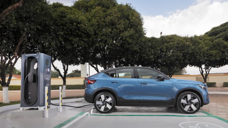 Carregadores da Volvo com um carro volvo
