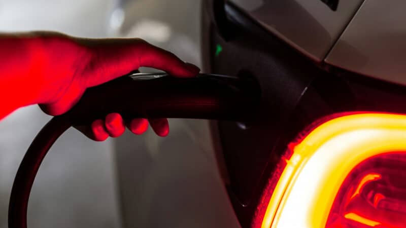 Foto mostrando recarga de um carro elétrico