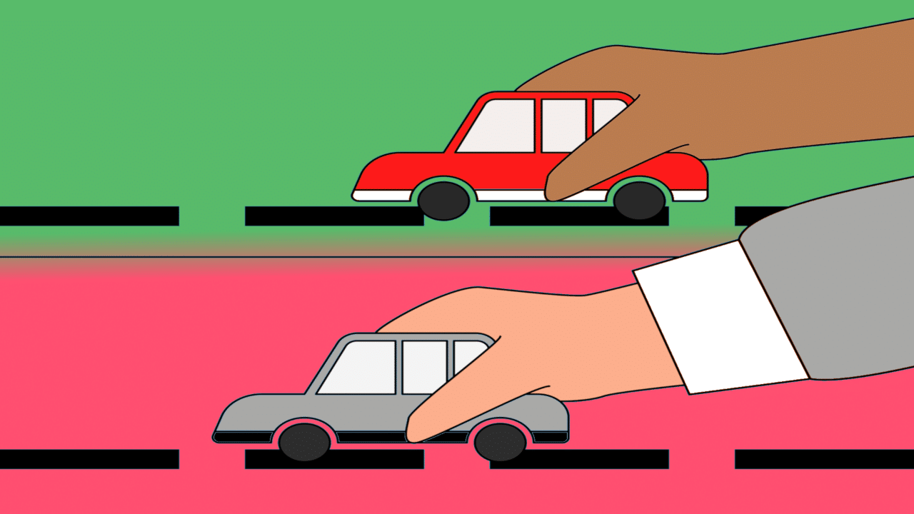 Carrinhos em duas cores, acima colorido, abaixo cinza, segurados por pessoas diferentes