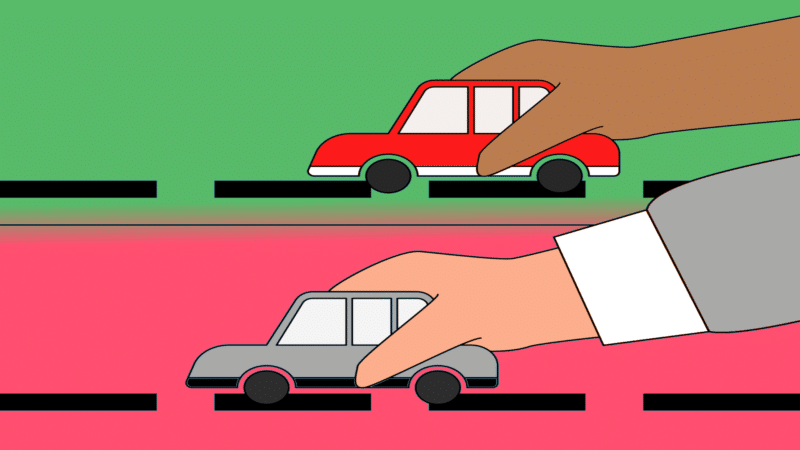 Carrinhos em duas cores, acima colorido, abaixo cinza, segurados por pessoas diferentes