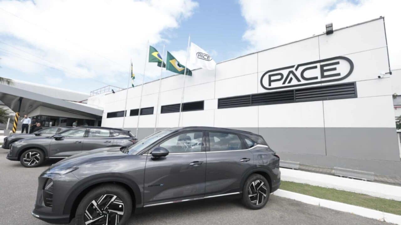 Chevrolet Captiva EV estacionado em frente à fábrica da PACE, no Ceará