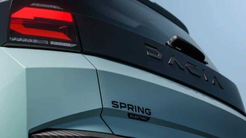 Detalhe da traseira do novo Dacia Spring elétrico, com lanterna em LED e nome do modelo em destaque