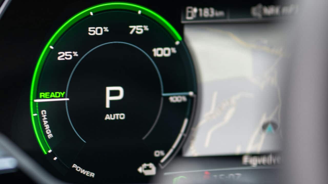 Painel de carro mostrando indicador de frenagem regenerativa