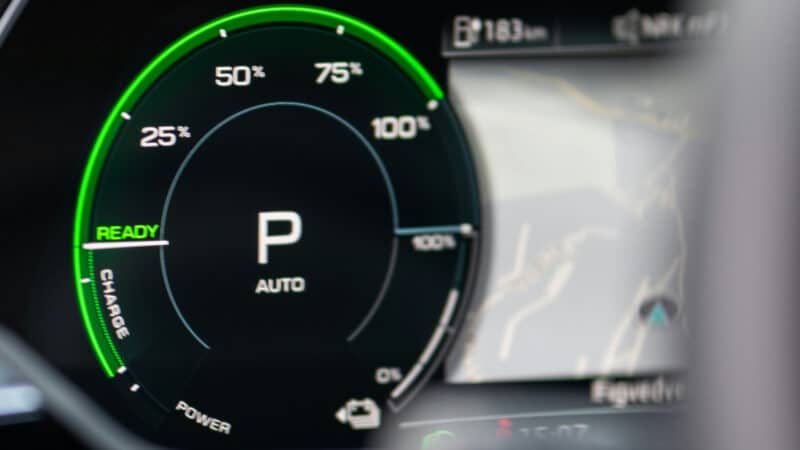 Painel de carro mostrando indicador de frenagem regenerativa