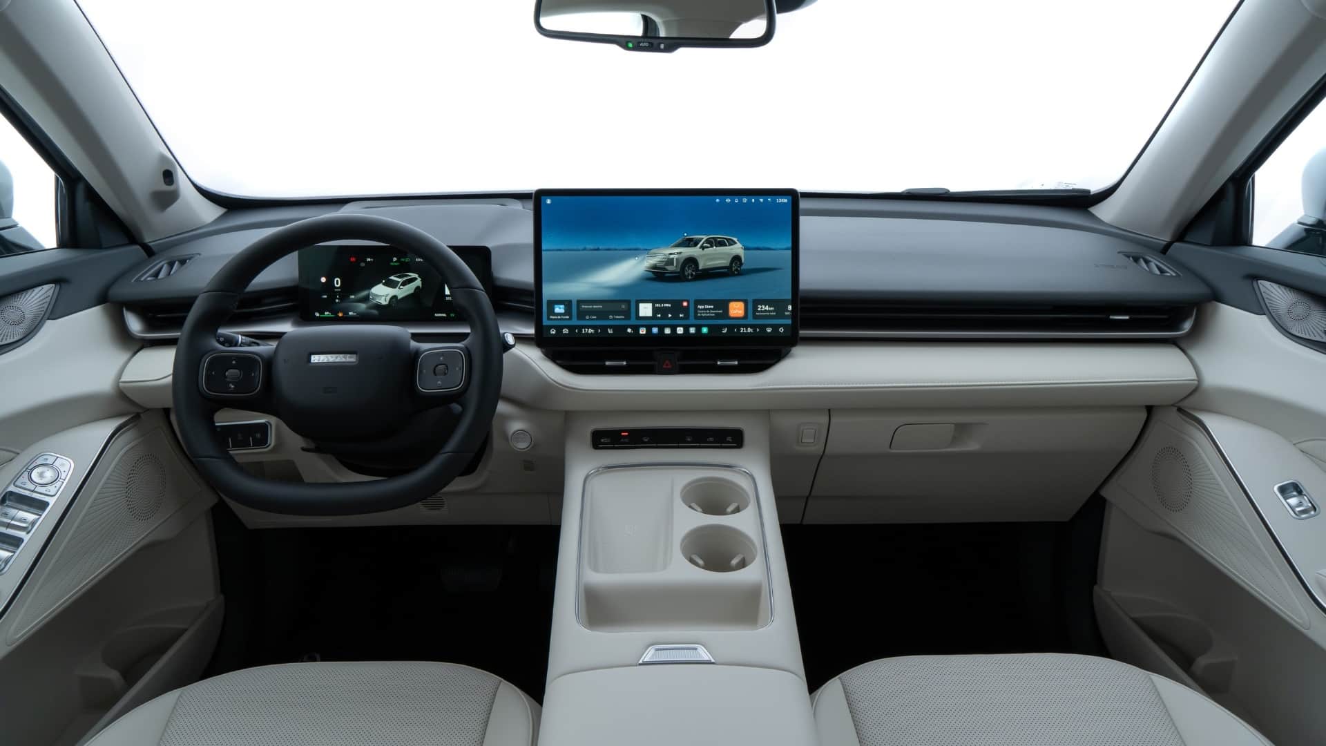 Interior do GWM Haval H6 híbrido flex 2027 visto da posição do motorista, com painel minimalista em tons claros, volante com logo Haval, painel digital de instrumentos e grande tela central de infoentretenimento