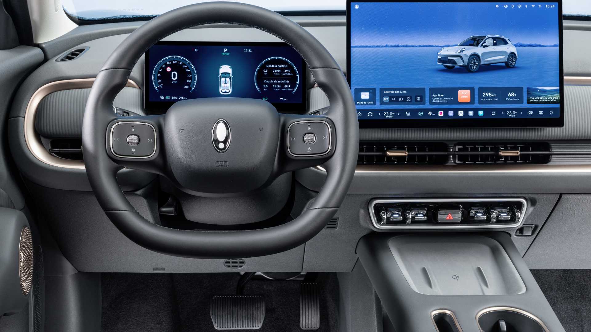 Detalhe do posto do motorista do GWM ORA 5, mostrando o volante multifuncional, painel digital e parte da central multimídia