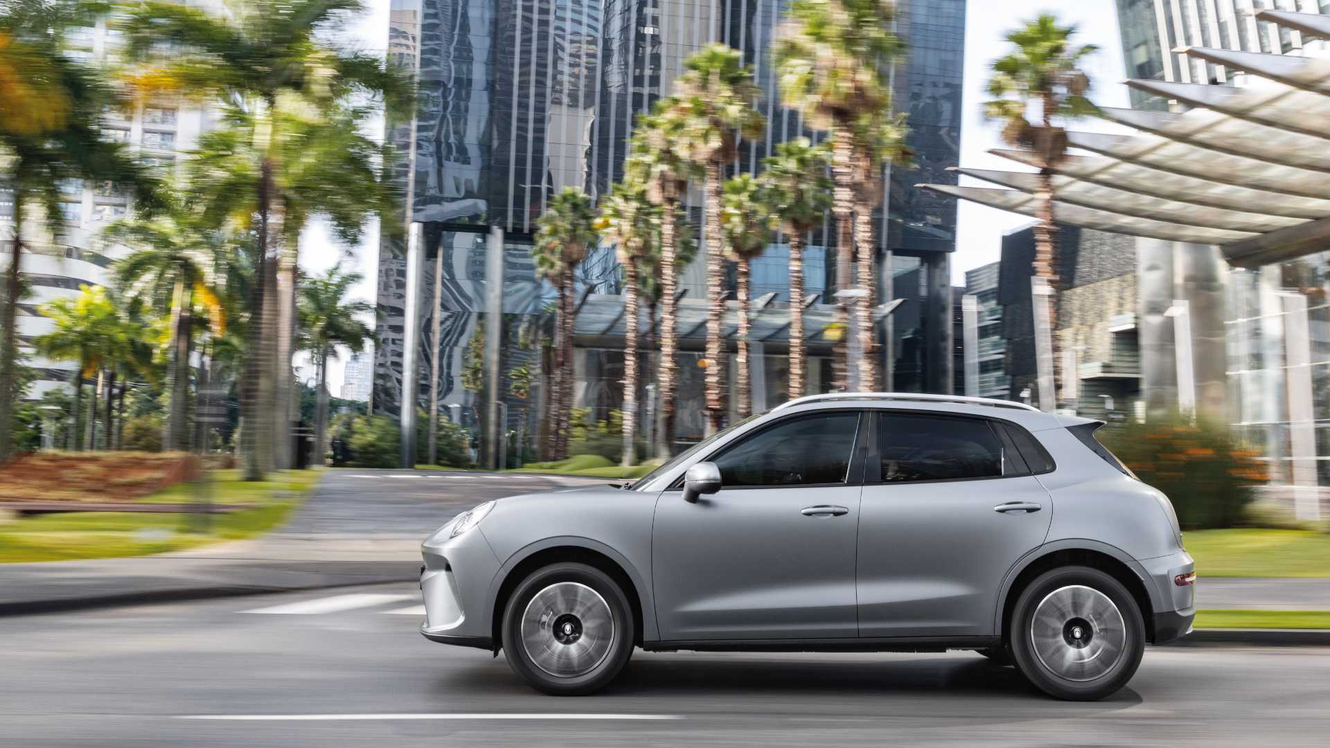 Perfil lateral completo do SUV elétrico GWM ORA 5 cinza em movimento na cidade