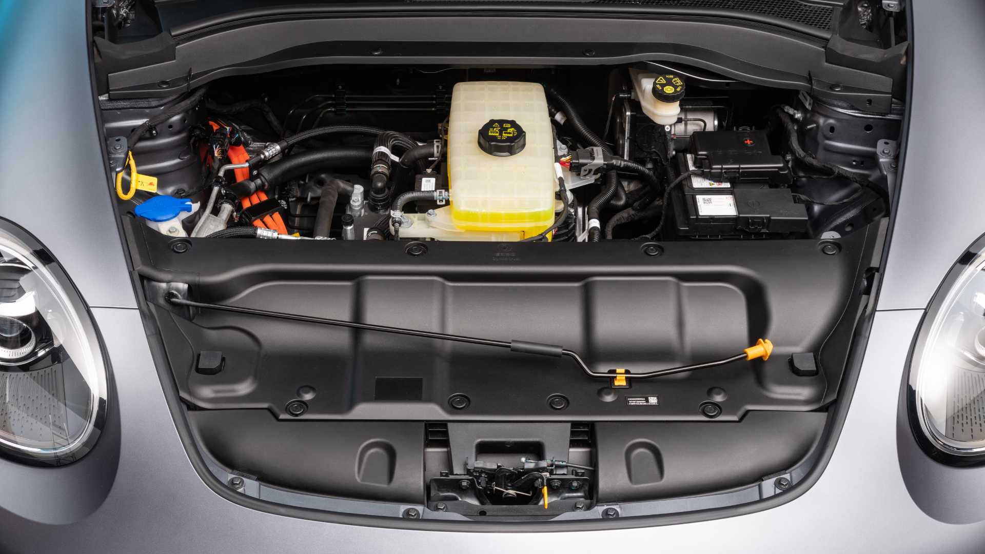 Vista superior do compartimento do motor elétrico sob o capô aberto do GWM ORA 5