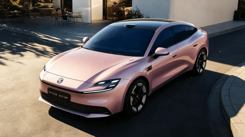 MG 07 elétrico na cor rosa metálica, com carroceria fastback, teto panorâmico e design esportivo