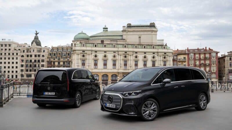Mercedes-Benz VLE elétrico em destaque diante de edifícios históricos