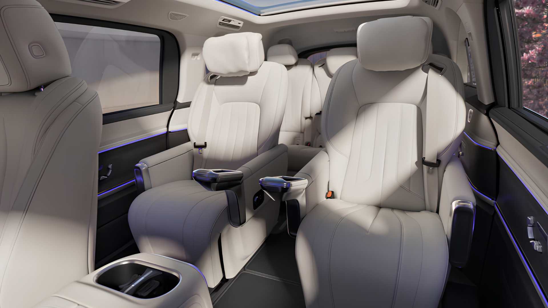 Interior do Mercedes-Benz VLE com bancos individuais de luxo e iluminação ambiente