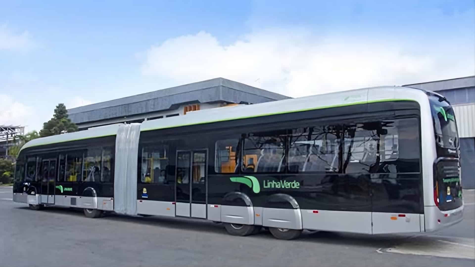 Ônibus elétrico articulado num chassi da BYD