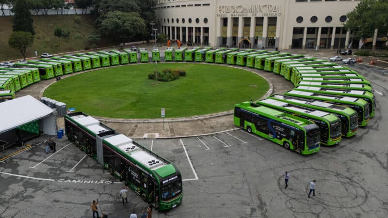 Grupo de ônibus da BYD formando um círculo em frente ao Estádio do Pacaembu