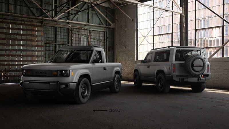 Picape e SUV elétricos da Slate Auto, ambos na cor cinza fosco e de linhas quadradas, estacionados de perfil e de traseira dentro de um galpão industrial antigo