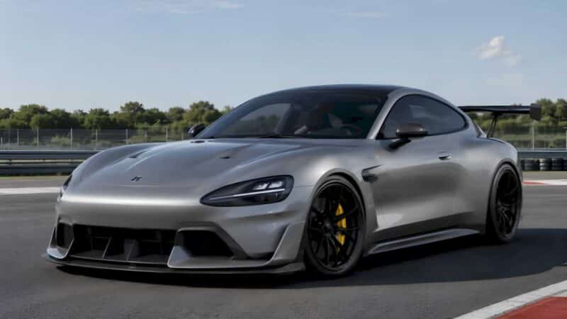 Frente de um supercarro prateado brilhante na linha de partida de uma pista de corrida