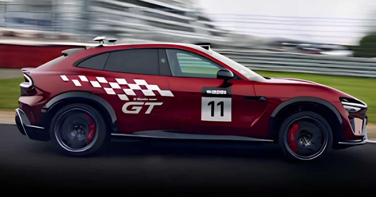 Vista lateral do SUV YU7 esportivo vermelho da Xiaomi em movimento rápido numa pista de corrida. O veículo tem detalhes quadriculados brancos, a inscrição "GT" na traseira e o número 11 na porta