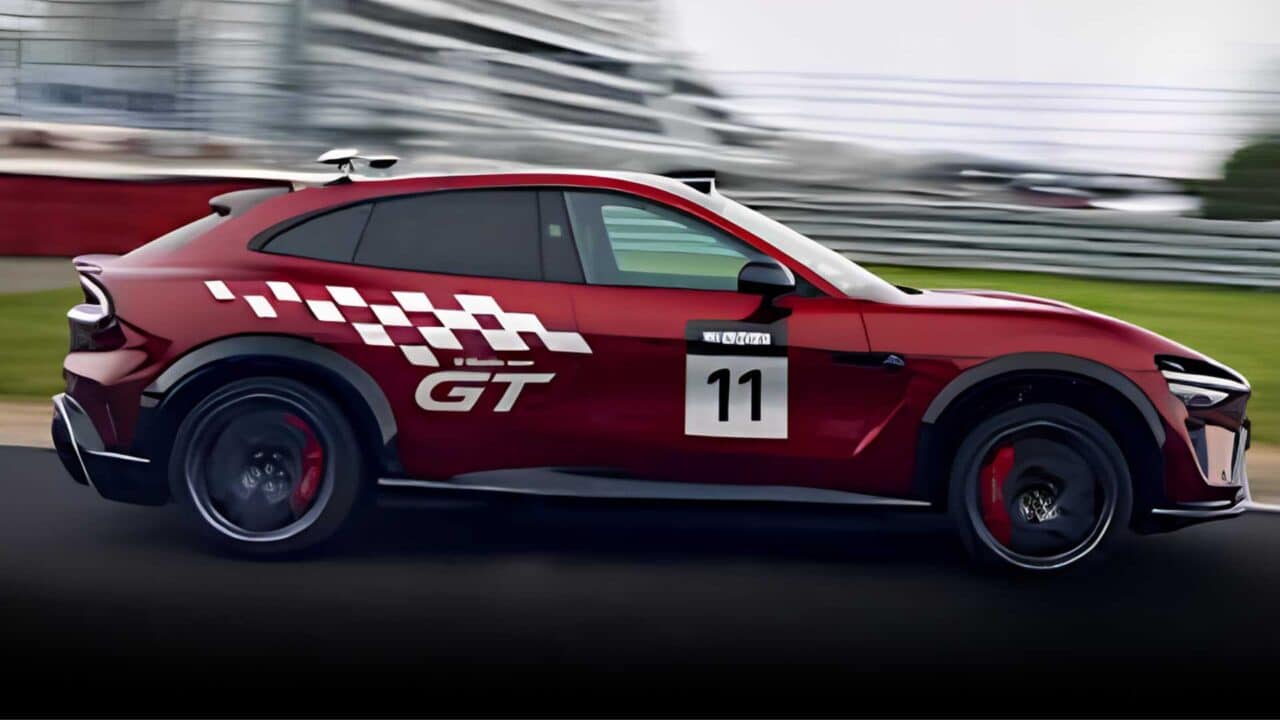 Vista lateral do SUV YU7 esportivo vermelho da Xiaomi em movimento rápido numa pista de corrida. O veículo tem detalhes quadriculados brancos, a inscrição "GT" na traseira e o número 11 na porta