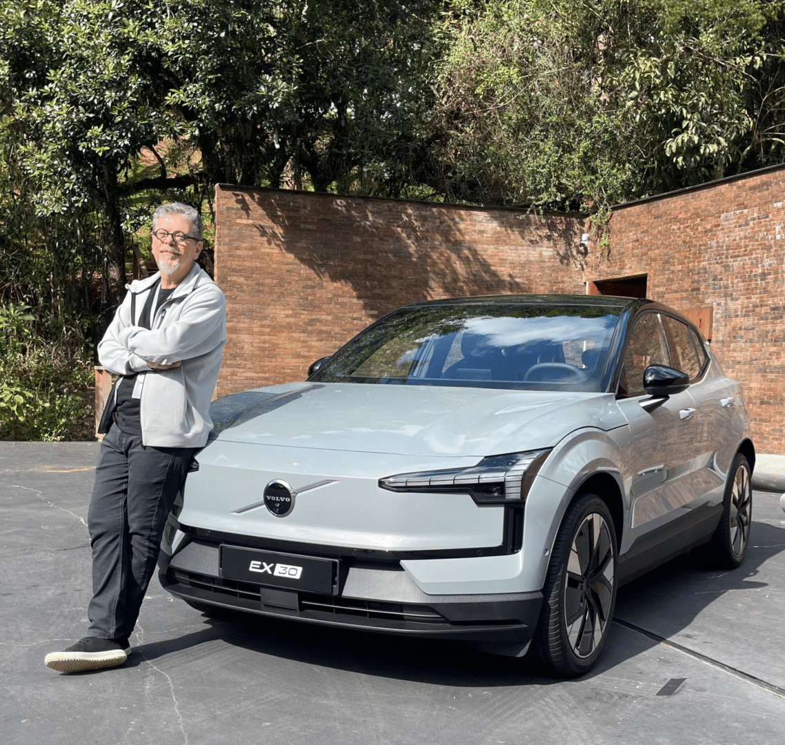 Rogério Markievicz, presidente da ABRAVEi, em frente ao seu Volvo EX30