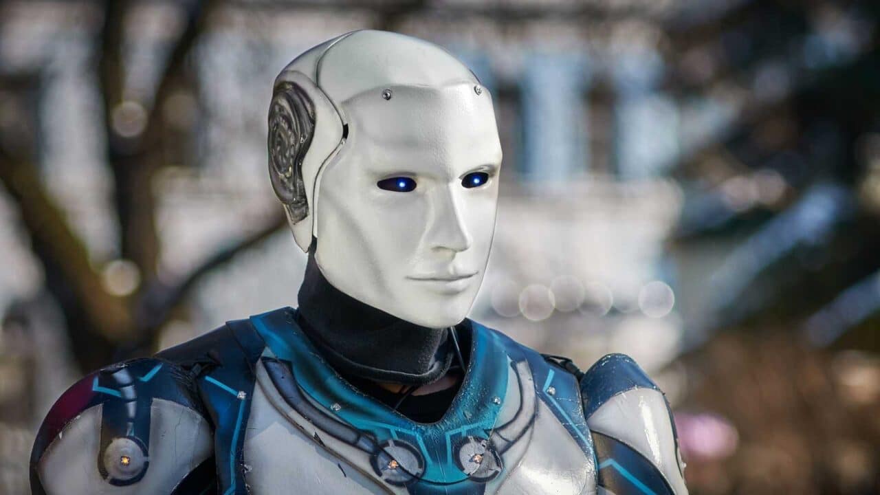 Robô humanoide com rosto branco e olhos azuis iluminados