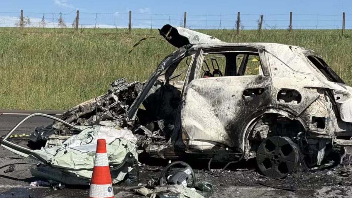 Foto de acidente com carro elétrico no Paraná
