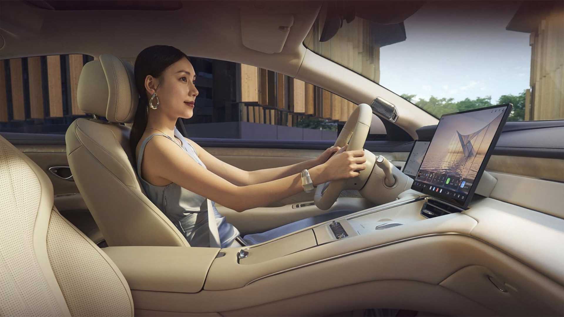 Motorista no interior do BYD Seal 08, com cabine clara e tela multimídia de grandes dimensões