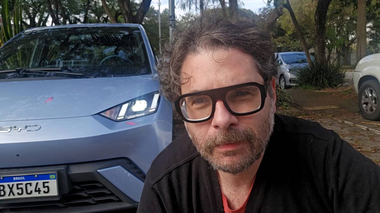 Fábio Marton em frente a um Dolphin Mini usado no teste