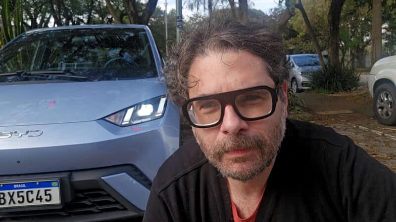 Fábio Marton em frente a um Dolphin Mini usado no teste