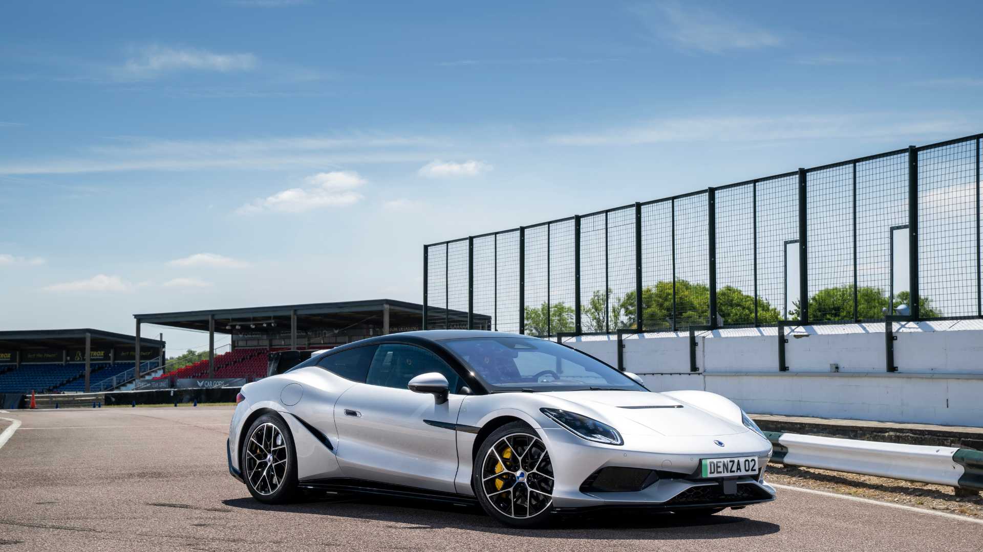 Denza Z Coupé prata em pista de corrida no Reino Unido