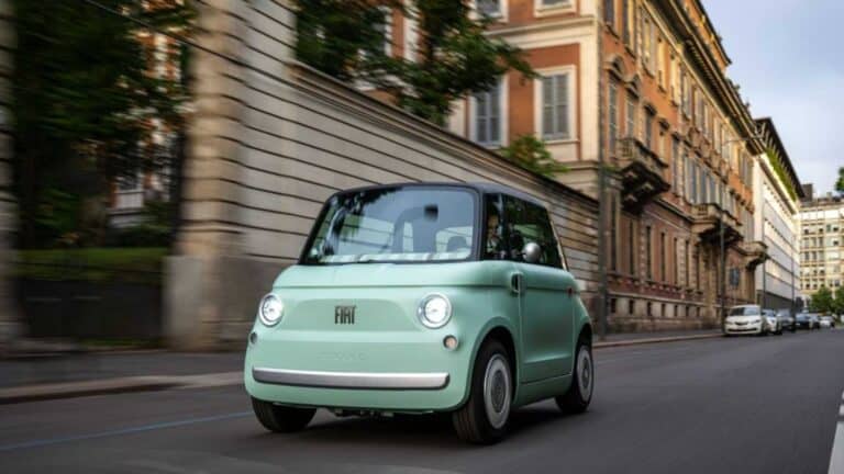 Fiat entrega frota elétrica com 30 microcarros e triciclos ao Vaticano