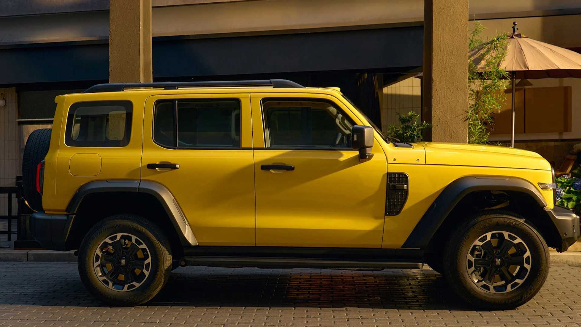 GWM Tank 300 amarelo visto de perfil estacionado em área urbana