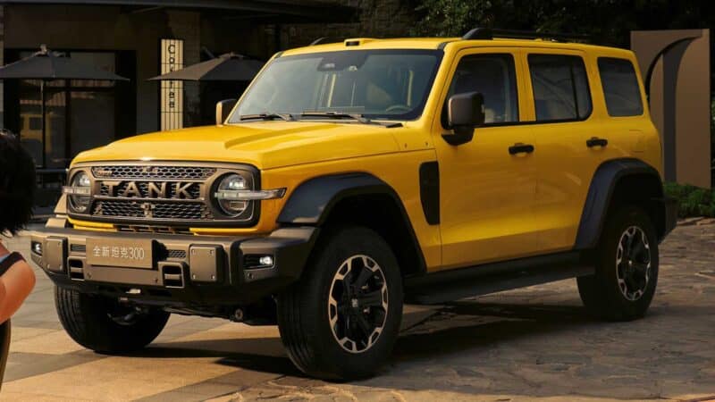 GWM Tank 300 amarelo em visão frontal lateral com grade redesenhada