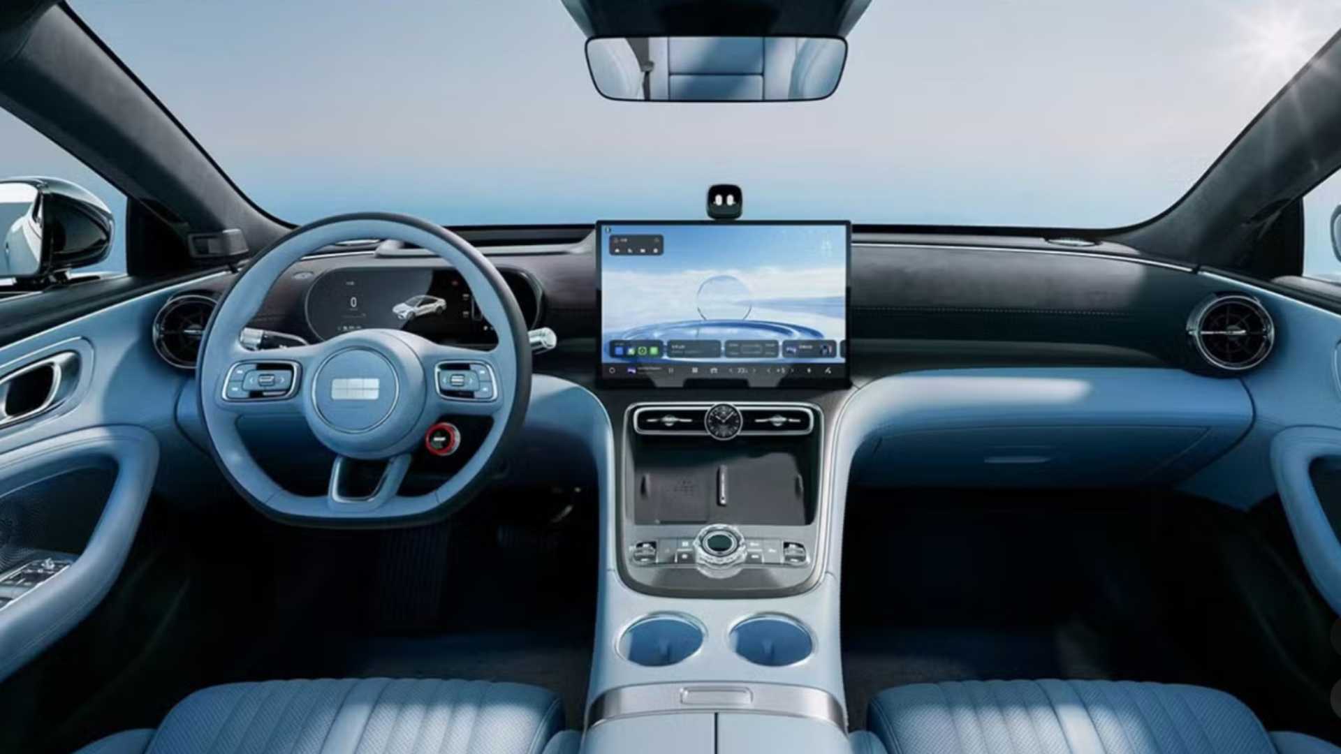 Painel interno do Geely Galaxy TT com volante multifuncional, tela central touchscreen e acabamento em azul-claro