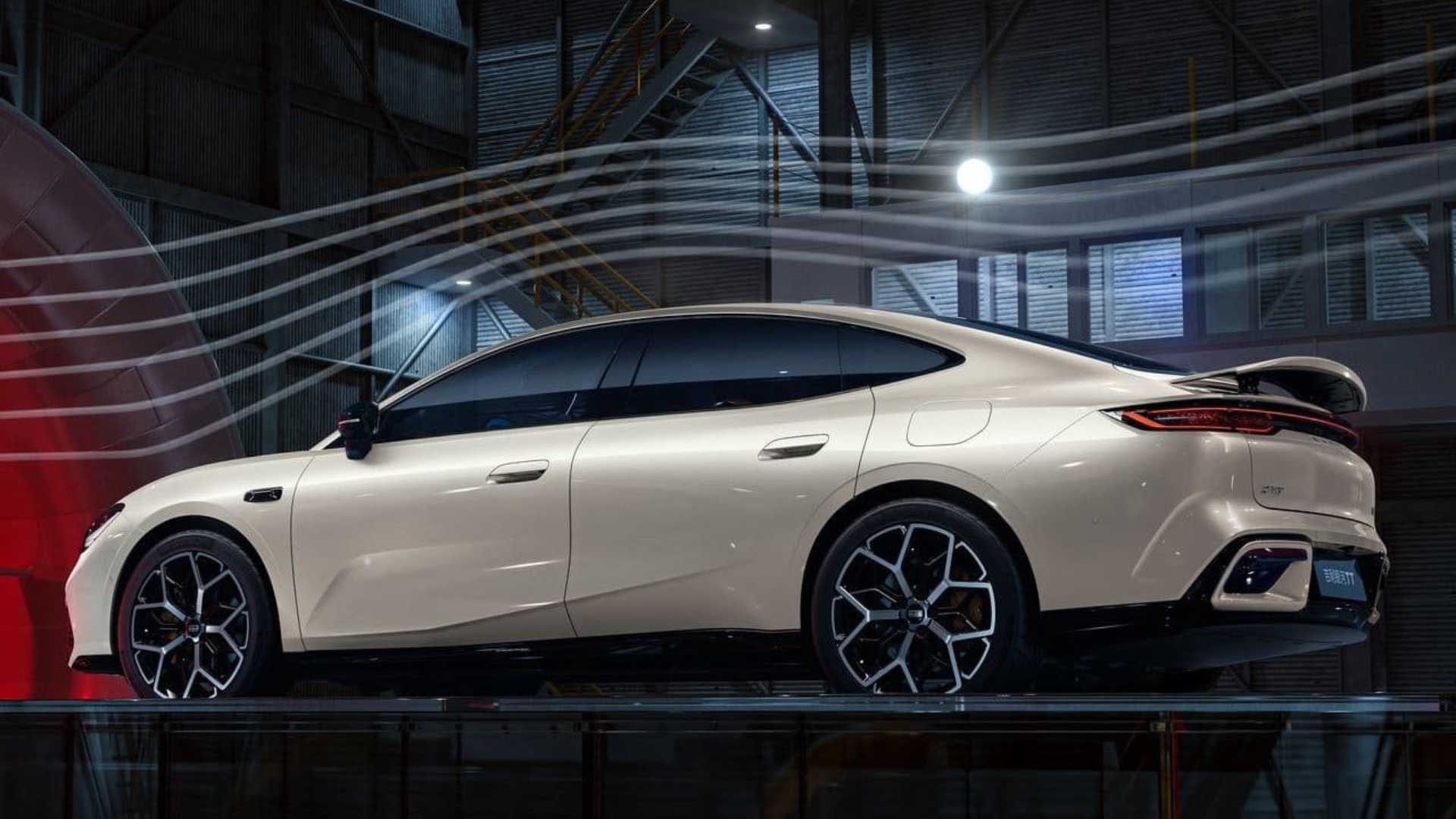 Vista lateral do Geely Galaxy TT em cor branca pérola durante teste aerodinâmico em túnel de vento, com aerofólio traseiro e rodas esportivas
