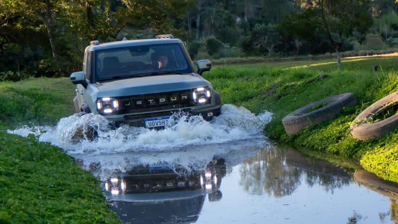 Jetour T2 XWD cruzando o rio