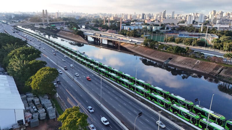 Ônibus elétricos ao lado da Marginal Pinheiros, numa fila, em São Paulo