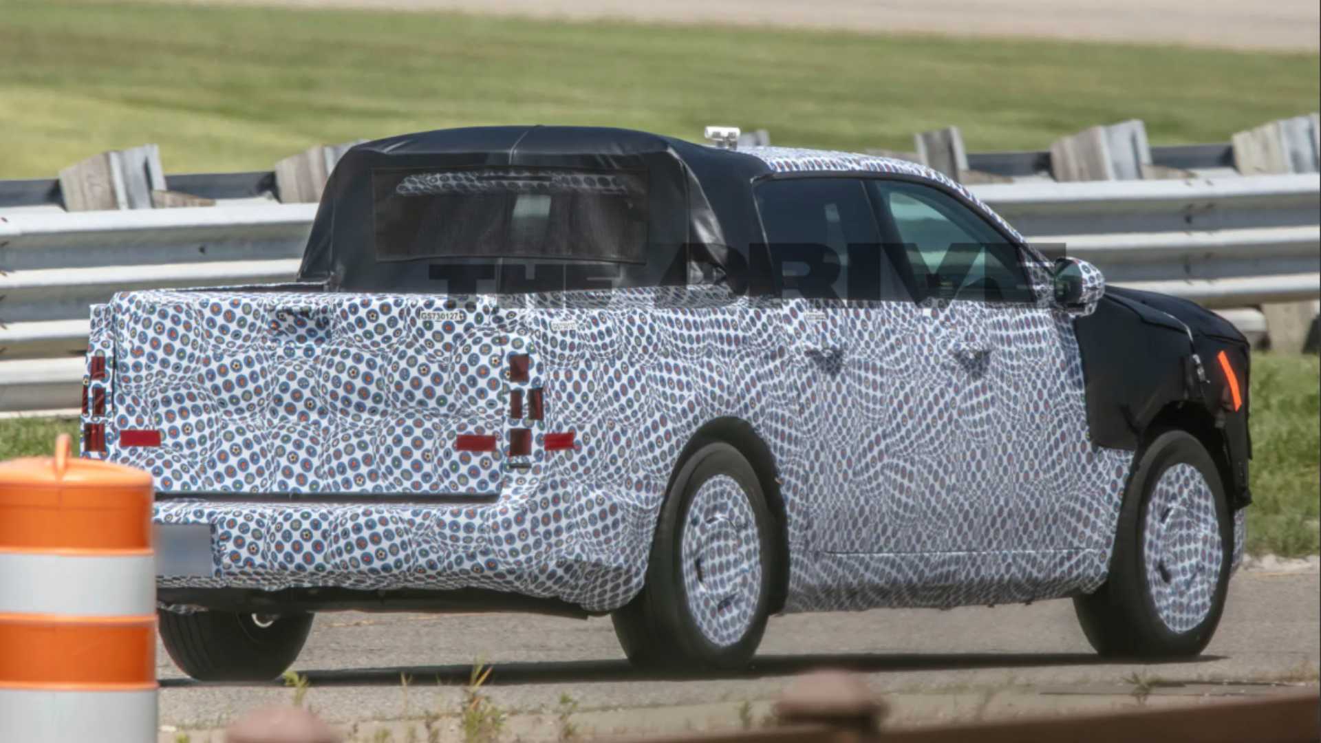 Traseira da picape elétrica da Ford camuflada em testes