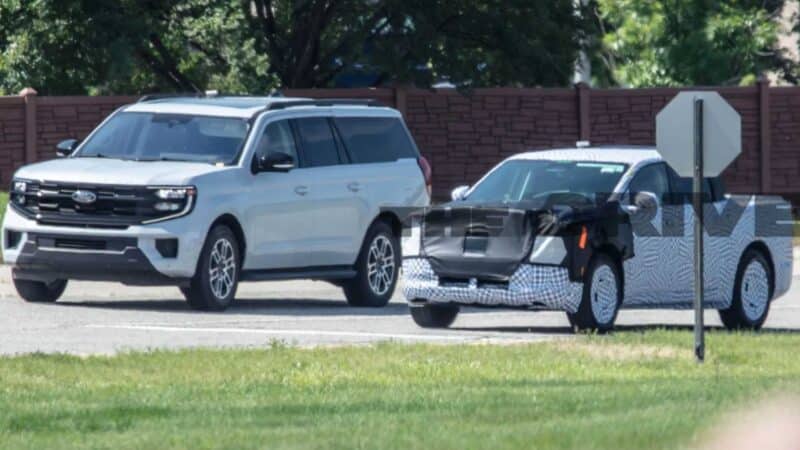 Protótipo da picape elétrica da Ford ao lado de um Expedition