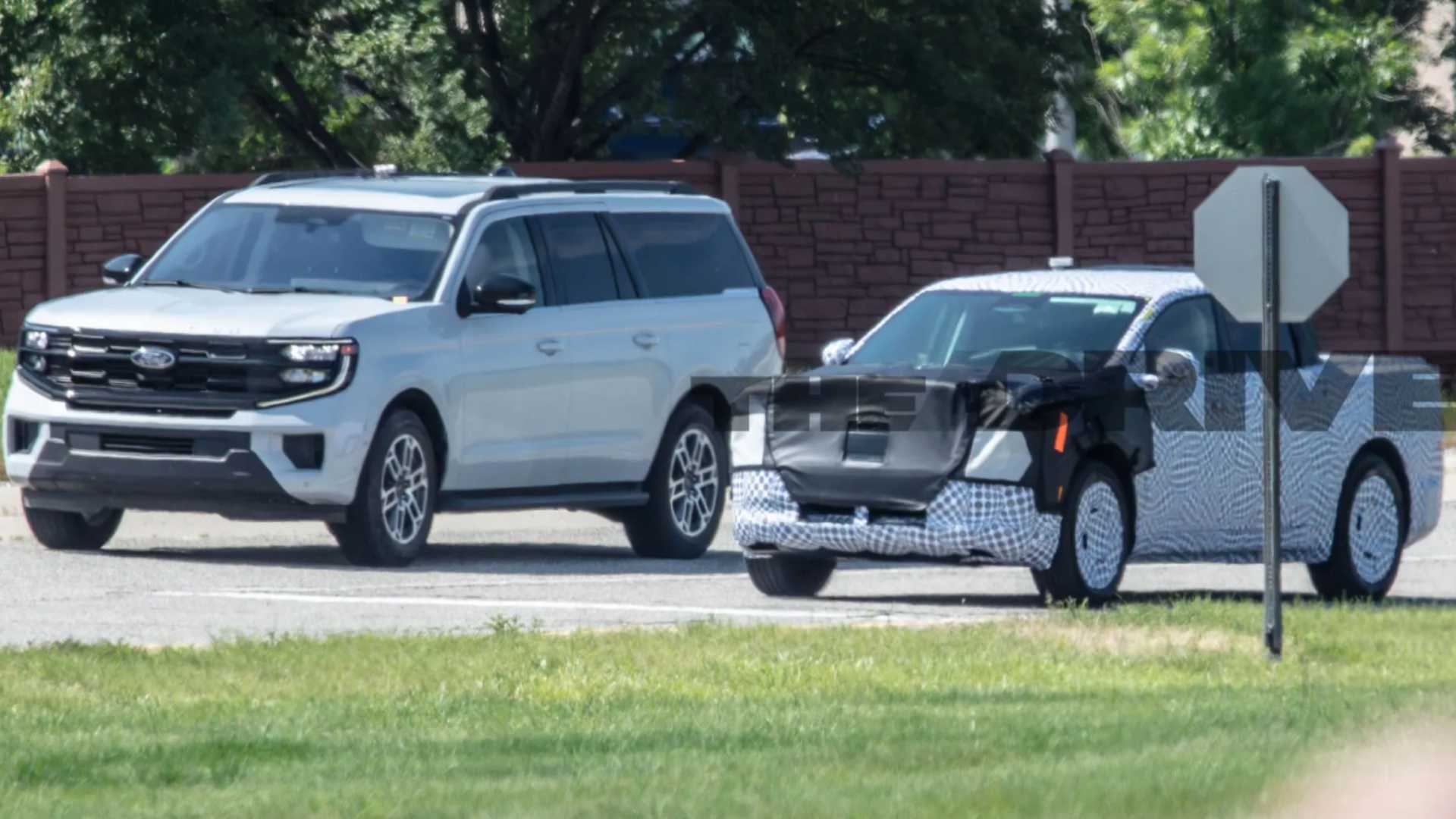 Protótipo da picape elétrica da Ford ao lado de um Expedition